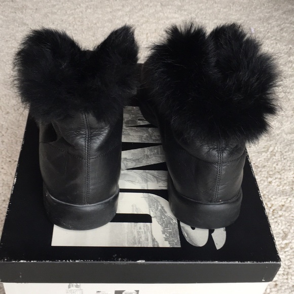 DKNY V-Neck Bootie.  Size 7 - Picture 3 of 8